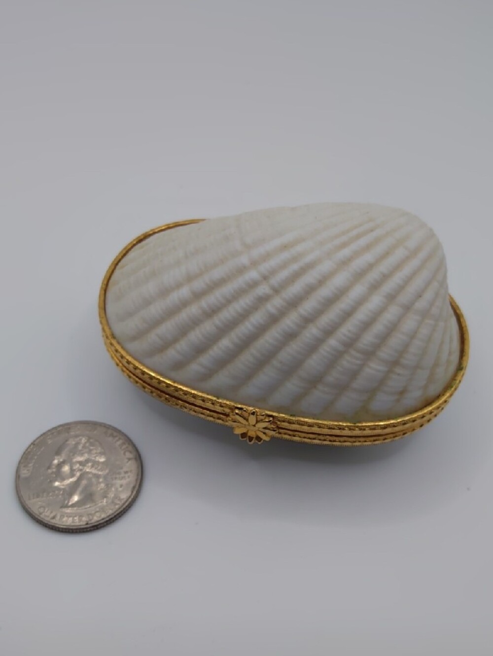 Estee Lauder White and Gold Shell Trinket Box Vintage - Picture 5 of 7